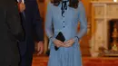 Pangeran William dan Kate Middleton setibanya menghadiri perayaan Hari Kesehatan Mental Sedunia di Istana Buckingham, London, Selasa (10/10). Kate Middleton tampil cantik dalam balutan gaun lace biru keluaran Temperley London (Heathcliff O'Malley/pool AP)