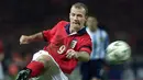 Alan Shearer membuat debut untuk Timnas Inggris pada usia 22 tahun, tetapi memutuskan pensiun dari Timnas Inggris seusai tersingkir dari Euro 2000 di usianya yang masih 30 tahun. (AFP/Adrian Dennis)