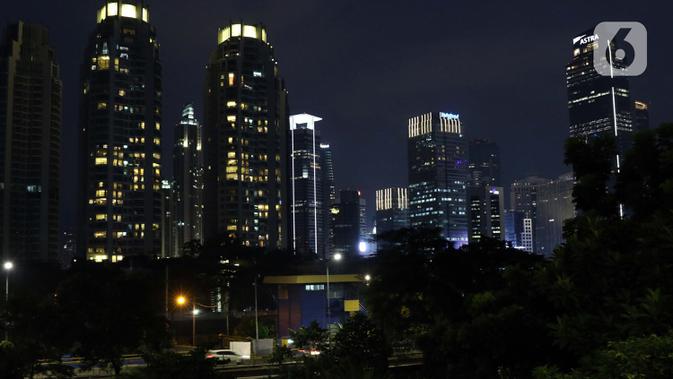 Suasana malam gedung-gedung perkantoran di Jakarta, Rabu (27/5/2020). Pemerintah akan mengerahkan personel TNI/Polri guna memastikan masyarakat menerapkan protokol kesehatan diantaranya menggunakan masker, jaga jarak, dan hindari kerumunan. (Liputan6.com/Helmi Fithriansyah)