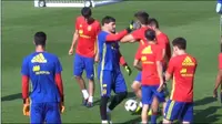 Penjaga gawang Spanyol, Iker Casillas, menampar bek Gerard Pique menjelang laga melawan Italia pada babak 16 besar Piala Eropa 2016. (AFP)