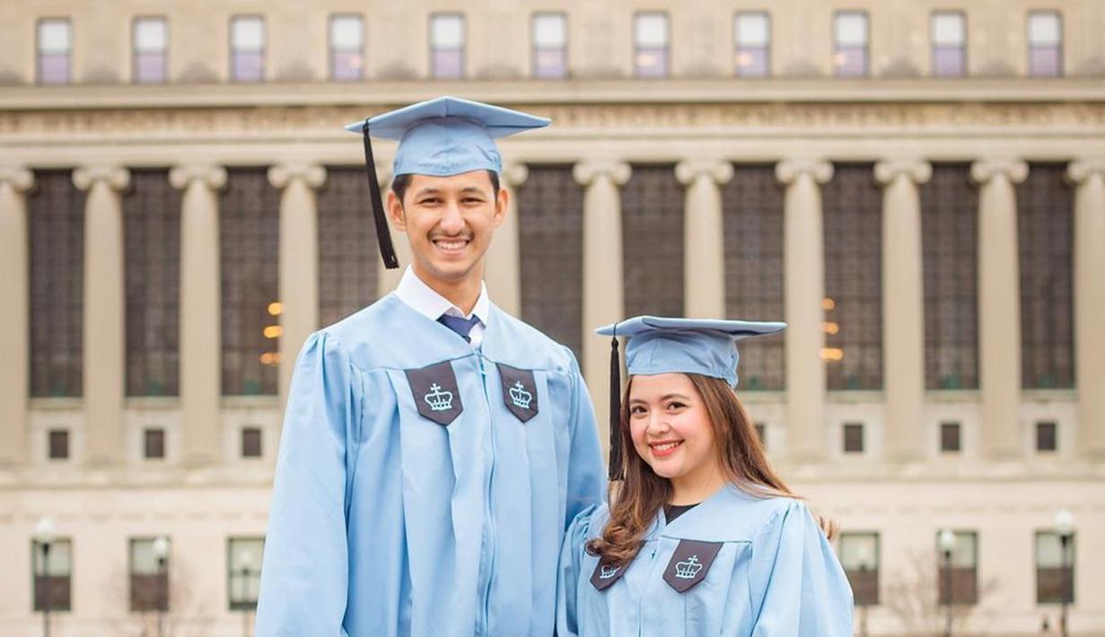 Suami mantan penyanyi cilik itu baru saja lulus program S2 Columbia University yang terletak di New York City, Amerika Serikat. Kabar bahagia tersebut dibagikan lewat akun media sosial Instagram Tasya dan Randi. Perjuangan Randi Bachtiar untuk mendapat gelar Master tentu saja tidak mudah. (Liputan6.com/IG/@randibachtiar)