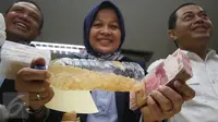 Barang bukti uang dan benih lobster yang berhasil digagalkan oleh petugas, di kantor KKP, Senin (27/2). Polri bersama KKP dan Kemenkumham menggagalkan penyelundupan 65.699 ekor benih lobster ke Singapura dan Vietnam. (Liputan6.com/Immanuel Antonius)