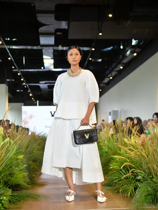 Tak hanya itu, tersedia juga material kulit asli dengan tekstur embossed croco. Sehingga tampilan tas ini terlihat begitu lux dan elegan dengan bujet yang terjangkau. [Foto: dok Vone World.]