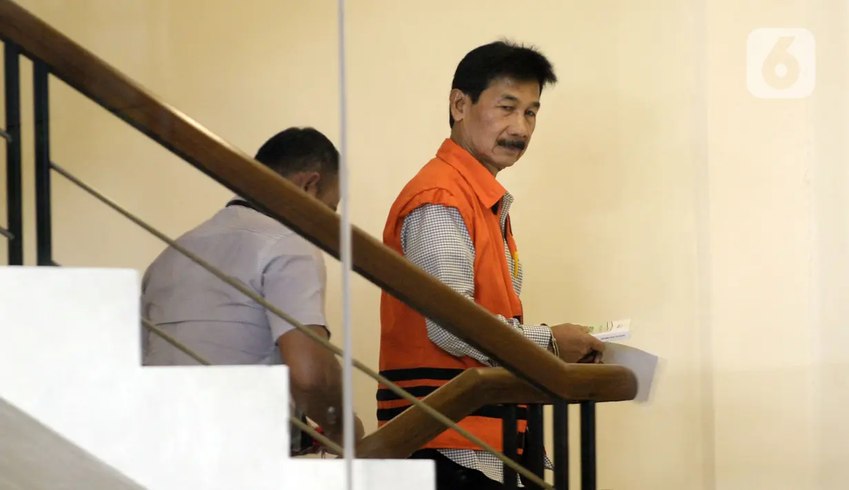 Bupati nonaktif Solok Selatan Muzni Zakaria (kanan) bersiap menjalani pemeriksaan lanjutan oleh penyidik di Gedung KPK, Jakarta, Senin (24/2/2020). Muzni Zakaria diperiksa sebagai tersangka terkait suap proyek jembatan dan pembangunan masjid Solok senilai Rp 69,8  miliar. (merdeka.com/Dwi Narwoko)