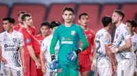Kiper Borneo FC, Nadeo Argawinata saat menghadapi Persija Jakarta pada laga pekan ke-7 BRI Liga 1 2023/2024 di Stadion Patriot Candrabhaga, Bekasi, Rabu (9/8/2023). (Bola.com/Bagaskara Lazuardi)