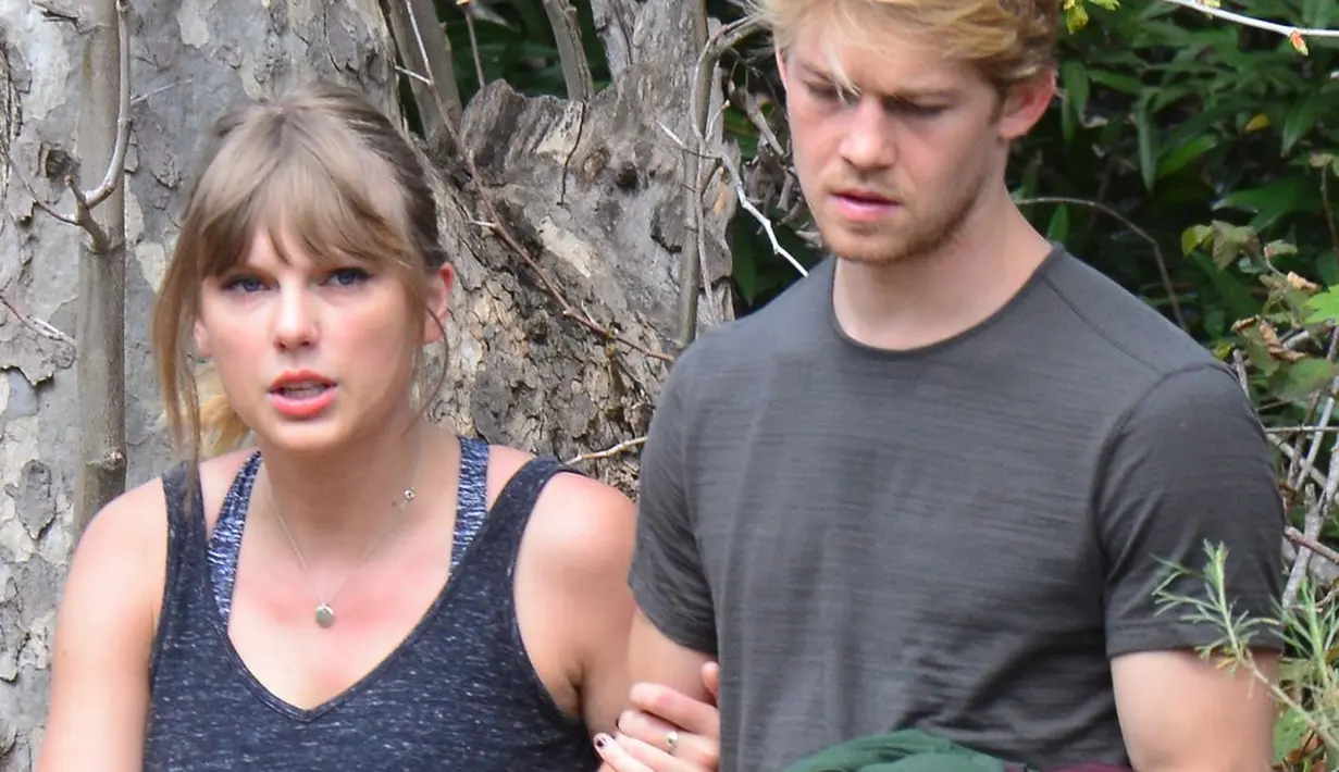 Namun membuat hubungan menjadi private bukan berarti Taylor Swift dan Joe Alwyn tak serius bukan? (Splash News/Cosmopolitan)