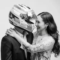Romantis dan unik: Rio Haryanto gunakan helm balap di pemotretan prewedding bersama Athina Papadimitrou. [@indraleonardi @leonardiwedding].