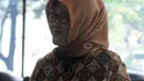 Kepala Bappeda DKI Jakarta, Tuty Kusumawati tersenyum saat penuhi penggilan Komisi Pemberantasan Korupsi (KPK), Jakarta, Jumat (15/4). Tuti Kembali diperiksa terkait penerbitan dua Raperda Reklamasi Pantai Utara Jakarta. (Liputan6.com/Helmi Afandi)