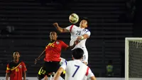 Pemain tengah timnas Korea Selatan U-23, Lee Chandong (29) berebut bola dengan Nataniel De Jesus Reis (Timor Leste) saat berlaga di kualifikasi Piala Asia 2016 di Stadion GBK Jakarta, Minggu (29/3/2015). (Liputan6.com/Helmi Fithriansyah)