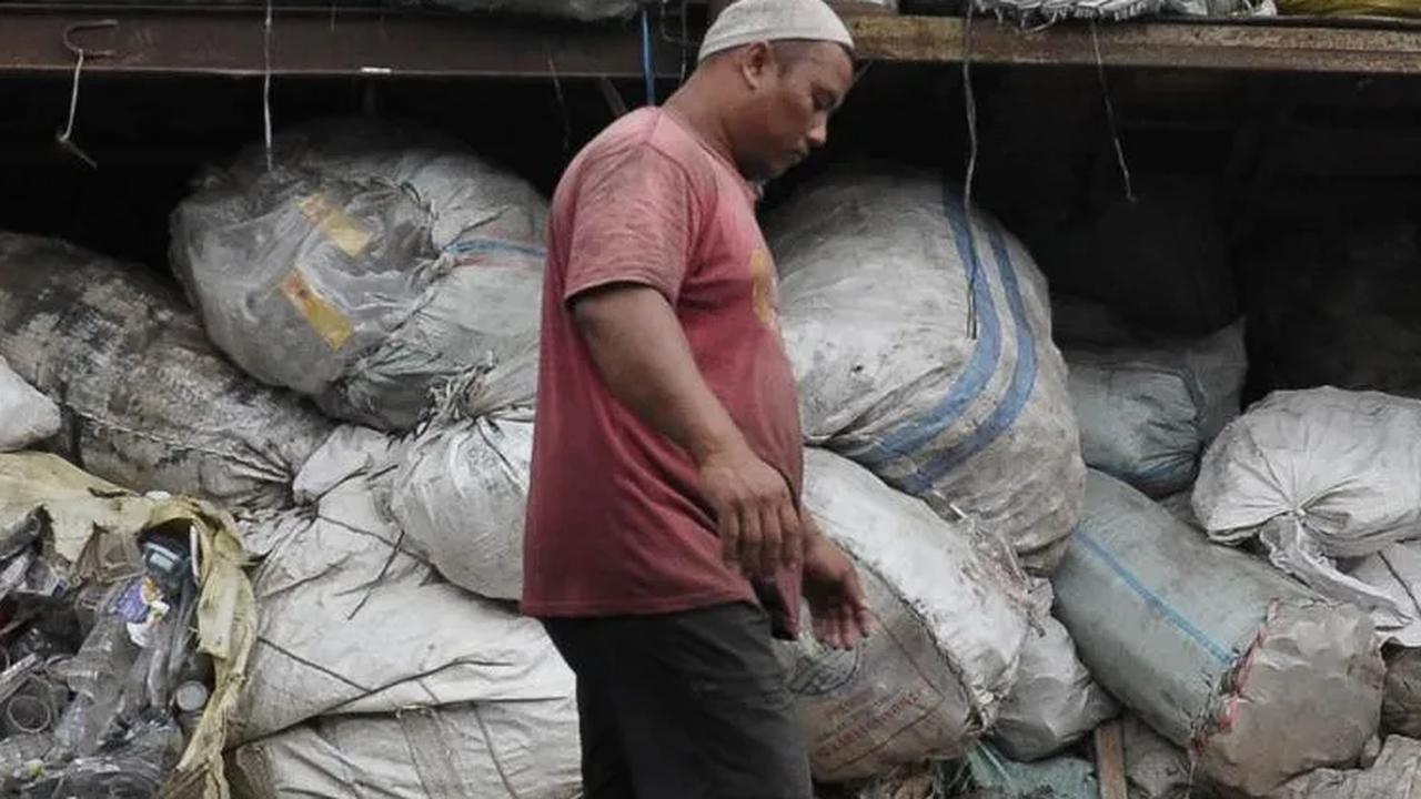 Bahan baku plastik yang sudah dicacah itu dijual Rp7000 sampai Rp8000.