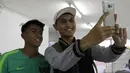Pemain Timnas Indonesia, Febri Hariyadi, foto bersama fans usai latihan di Universitas Kasetsart, Bangkok, Kamis (15/11). Latihan ini persiapan jelang laga Piala AFF 2018 melawan Thailand. (Bola.com/M. Iqbal Ichsan)