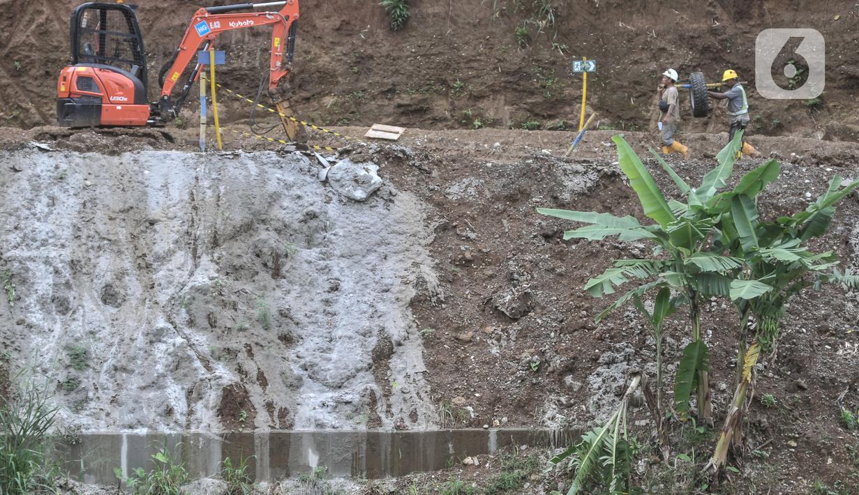 Aktivitas pekerja saat menyelesaikan proyek pembangunan saringan sampah Kali Ciliwung segmen Jalan TB Simatupang, Jakarta, Minggu (12/2/2023). Proyek Saringan Sampah senilai Rp 195 miliar ini awalnya ditargetkan rampung pada Januari 2023. Karena terhambat pembebasan lahan, Pemprov DKI akhirnya mengundur waktu pengerjaan hingga Maret mendatang. (merdeka.com/Iqbal S Nugroho)