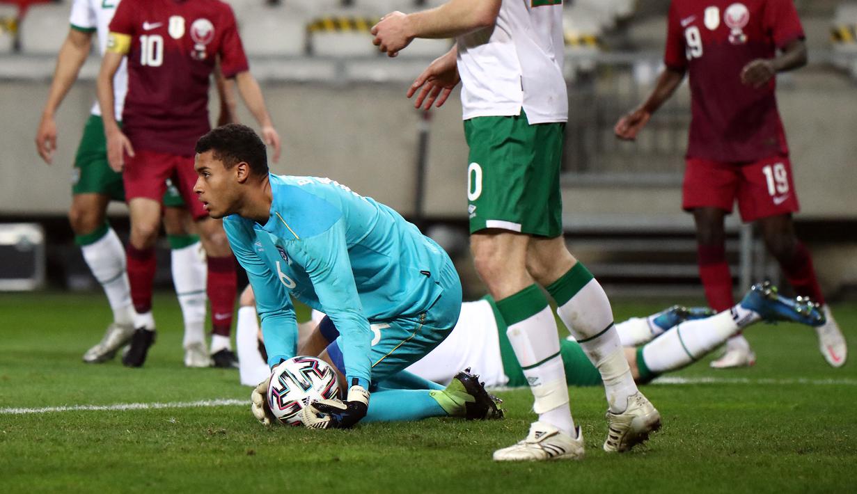 Gavin Bazunu. Kiper Irlandia berusia 20 tahun ini sementara menjadi kiper termahal di bursa transfer musim panas 2022/2023. Ia didatangkan Southampton dari tim U-23 Manchester City dengan nilai transfer 14 juta euro atau setara Rp213 miliar. Bersama tim U-23 Manchester City ia total tampil dalam 14 laga di semua ajang dengan torehan 3 kali clean sheet dan kebobolan 23 gol. (AFP/Peter Kohalmi)