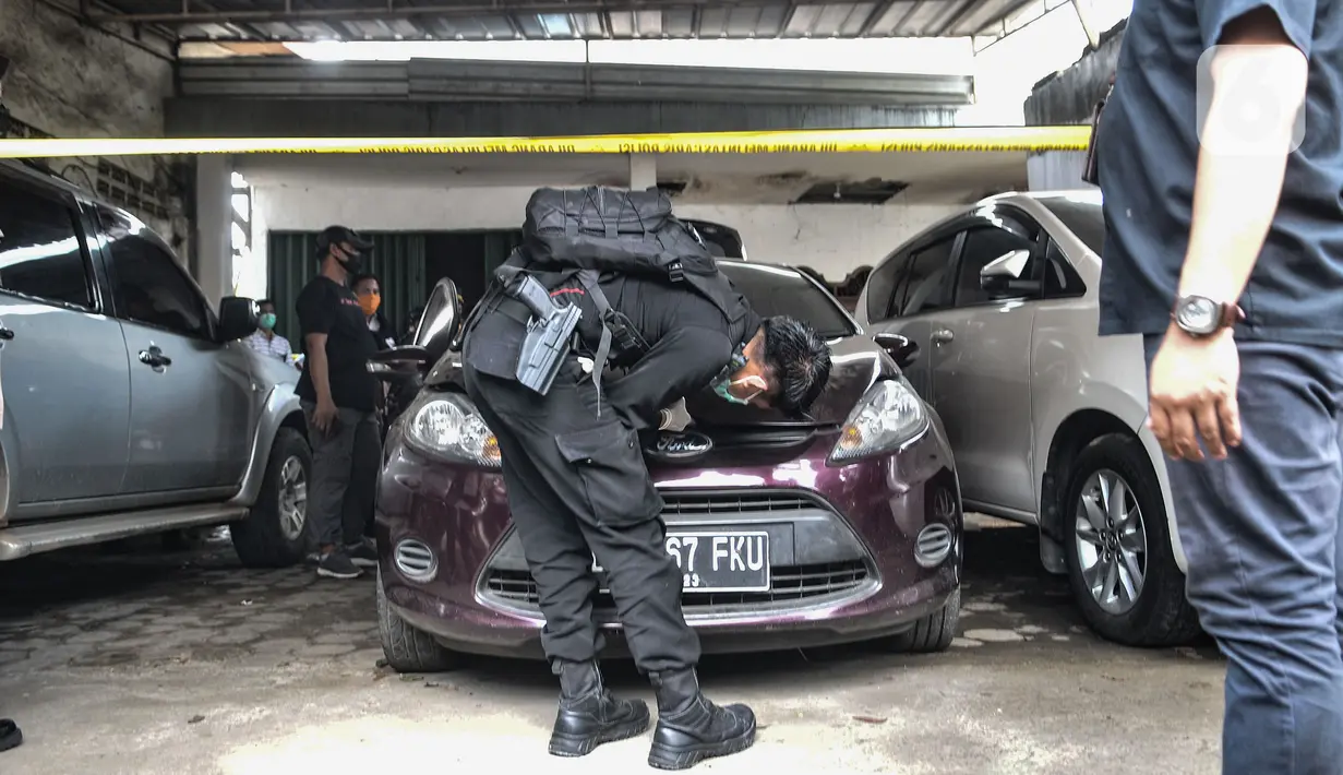 Tim Gegana dikerahkan saat penggerebekan rumah toko milik terduga teroris di kawasan Condet, Jakarta Timur, Senin (29/3/2021). Dalam penggerebekan tersebut, Tim Gegana mengamankan seorang pria dan wanita yang merupakan pemilik rumah. (merdeka.com/Iqbal S Nugroho)