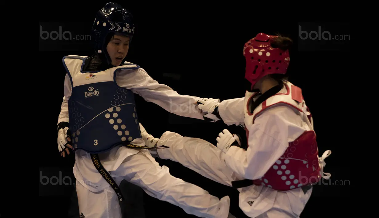 Atlet taekwondo Indonesia, Shaleha Fitriana (biru), saat melawan Nguyen Ha Thi pada final kelas kyorugi -62 SEA Games di KLCC, Kuala Lumpur, Minggu (27/8/2017). Kalah di final, Shaleha harus puas meraih perak. (Bola.com/Vitalis Yogi Trisna)