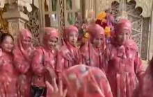 Viral Rombongan Emak-Emak Datang ke Acara Pernikahan, Baju Merah Muda Menyala Curi Perhatian