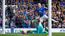 Pemain Everton, Steven Naismith, mencetak gol ketiga ke gawang Chelsea dalam lanjutan Liga Premier Inggris di Stadion Goodison Park. Sabtu (12/9/2015). (Action Images via Reuters/Ed Sykes)