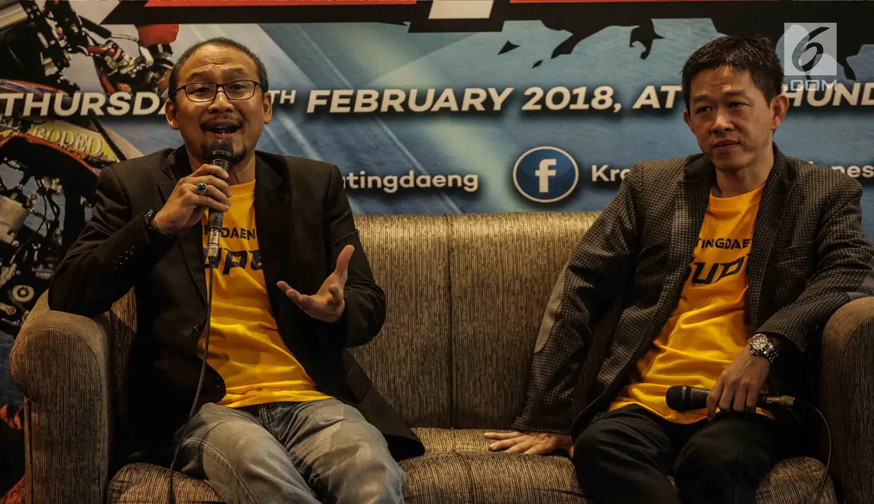 AP. Sigid HS- Event Manager Kratingdaeng (kiri) memberi keterangan saat konferensi pers di Jakarta, Kamis (15/2). Sebanyak 1.000 pembalap motor non aspak baik nasional dan internasional siap meramaikan acara tersebut. (Liputan6.com/Faizal Fanani)
