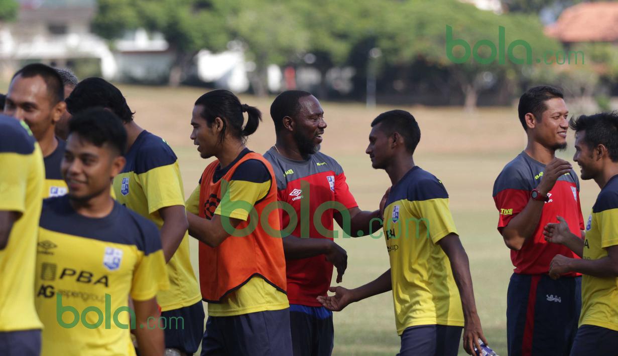 Pelatih Jacksen F. Tiago bersalaman dengan para pemain Penang FA usai berlatih di Lapangan USM, Penang, Malaysia, Minggu (31/01/2016). (Bola.com/Nicklas Hanoatubun)