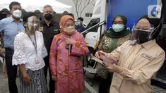 Menteri Ketenagakerjaan Ida Fauziyah (kedua kiri), Dirjen Pembinaan Hubungan Industrial dan Jamsostek Kemenaker Indah Anggoro Putri , Direktur Hubungan Kelembagaan Bank Mandiri Rohan Hafas berbincang dengan pegawai penerima Bantuan Subsidi Upah (BSU) di Bandung (10/9/2021). (Liputan6.com/HO/Mandiri)