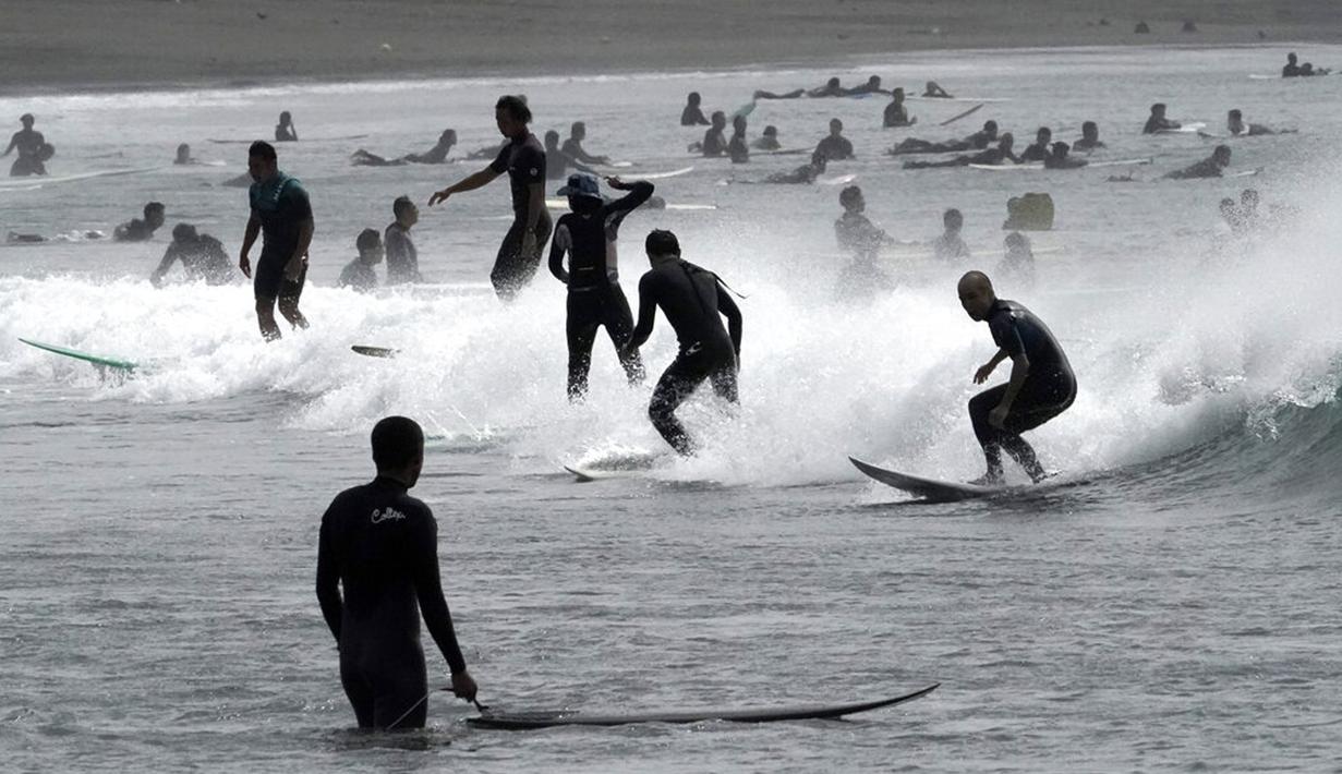  FOTO  Badai Dolphin Bergerak di  Sepanjang Pantai  Pasifik 