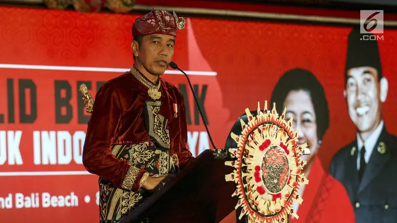 Kenakan Baju Adat Bali, Jokowi Beri Sambutan di Kongres V PDIP