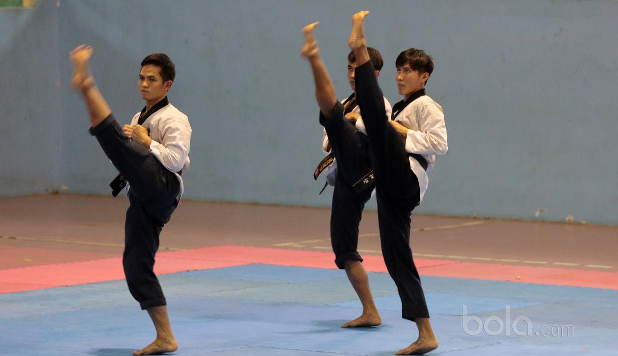 Gaya Tim putra Taekwondo Indonesia yang ikut kategori Poomsae saat berlatih di GOR Popki, Cibubur (13/7/2017). (Bola.com/Nicklas Hanoatubun)