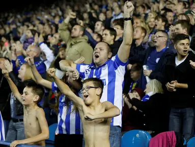 Fans Sheffield Wednesday merayakan kemenangan timnya saat menyingkirkan Arsenal  pada babak keempat Piala Liga Inggris di Stadion Hillsborough, Rabu (28/10/2015) dini hari WIB. Arsenal 0-3. (Reuters / Lee Smith)