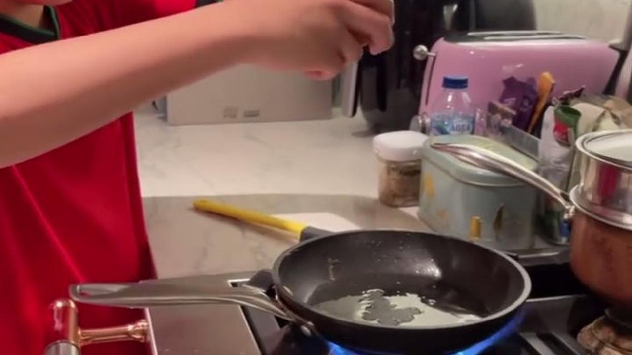 Momen Rafathar Diajari Memasak Telur Ceplok oleh Shela Lala, Bikin Gemas - Anak Sultan Belajar Tetap Mandiri