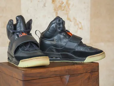 Foto selebaran milik Sotheby's menunjukkan sneakers Nike Air Yeezy 1 yang pernah dipakai rapper Kanye West selama Grammy Awards 2008. Yeezys model high top itu terjual dengan harga 1,8 juta dolar AS (sekitar Rp26 miliar), oleh balai lelang Sotheby pada 26 April 2021. (HO/SOTHEBY'S/AFP)