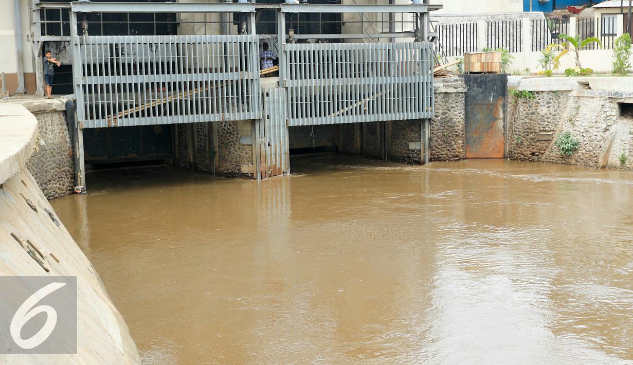 Warga saat melihat Pintu Air Manggarai, Jakarta, Senin (9/11/2015). Jakarta diguyur hujan menciptakan beberapa genangan air ada di beberapa tempat. Namun ketinggian air di Pintu Air Manggarai masih berstatus normal. (Liputan6.com/Yoppy Renato)
