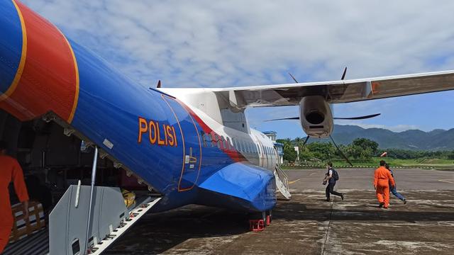 BNPB salurkan bantuan pada korban bencana banjir bandang, tanah longsor, dan gelombang pasang di Nusa Tenggara Timur (NTT).