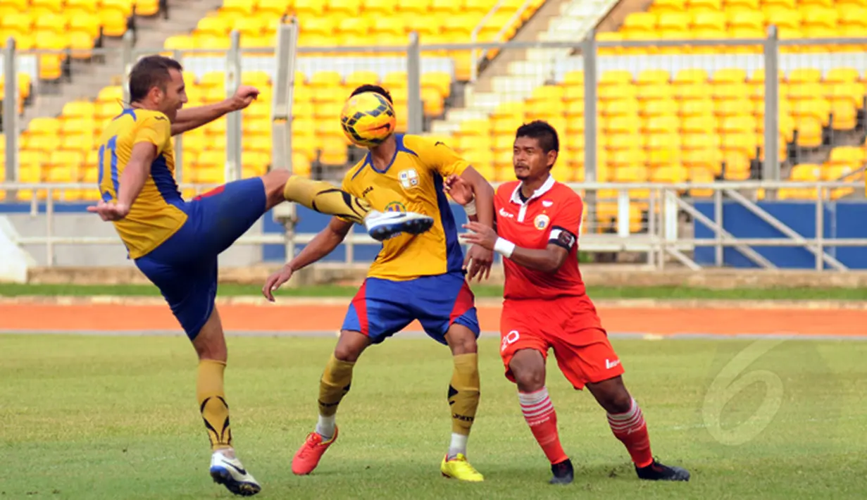 Penyerang Persija, Bambang Pamungkas (kanan) berebut bola dengan dua pemain Barito Putera saat laga uji coba di Stadion GBK Jakarta, Rabu (4/2/2015). Persija unggul 2-1 atas Barito Putera. (Liputan6.com/Helmi Fithriansyah)