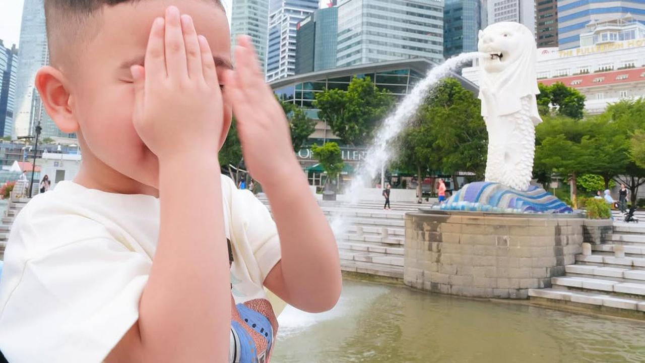 Potret Rayyanza Berpose Lucu di Depan Patung Merlion, Netizen: Wudhu Aja Nyampe Singapore
