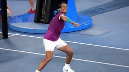 Rafael Nadal dari Spanyol berselebrasi usai mengalahkan Matteo Berrettini dari Italia pada semifinal tenis Australia Terbuka di Melbourne, Australia, Jumat (28/1/2022). Di final, Nadal akan melawan antara Daniil Medvedev asal Rusia dan Stefanos Tsitsipas dari Yunani. (AP Photo/Tertius Pickard)
