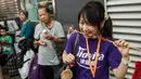 Seorang pengunjung menikmati sate daging di Food Expo di Hong Kong (19/8). Pameran makanan tahunan ini diadakan di Hong Kong Exhibition and Convention Center dan berlangsung dari 17-21 Agustus. (AFP Photo/Isaac Lawrence)