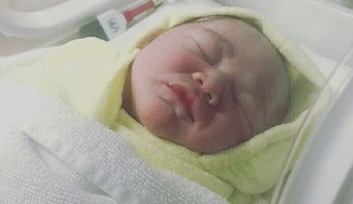 Kebahagiaan keluarga Pasha semakin lengkap lantaran sebelumnya pasangan ini telah dikaruniai tiga orang laki-laki. Ini merupakan anak ketujuh bagi Pasha, lantaran pernikahan sebelumnya dikaruniai tiga orang. (Instagram/adeliapashaofficial)