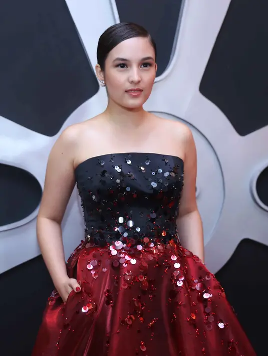 Kebanggaan begitu dirasakan oleh pemeran kelahiran  Washington, D.C., Amerika Serikat 21 tahun silam. Pasalnya, ia disadingkan dengan beberapa artis senior lainnya. (Nurwahyunan/Bintang.com)