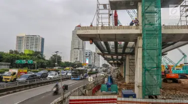 Pekerja menyelesaikan pembangunan jalur kereta ringan atau LRT Jabodebek rute Cawang-Dukuh Atas di Cawang, Jakarta, Senin (29/4/2019). Menurut PT Adhi Karya selaku kontraktor pelaksana proyek LRT, pembangunan jalur LRT mencapai 47,95 persen (data per akhir Maret 2019). (Liputan6.com/Johan Tallo)