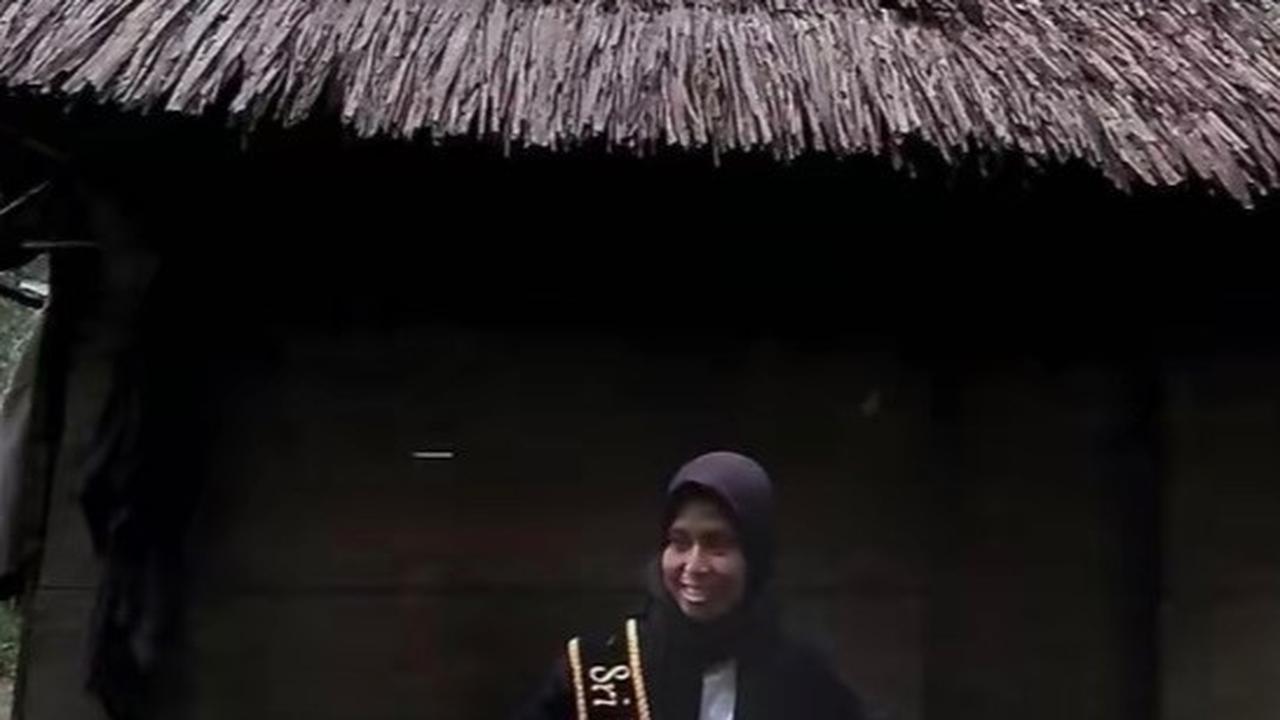 Kisah Wanita Lulus Sidang Skripsi Rayakan dengan Foto di Depan Rumah Gubuknya, Tunjukkan Perjuangan Orang Tua