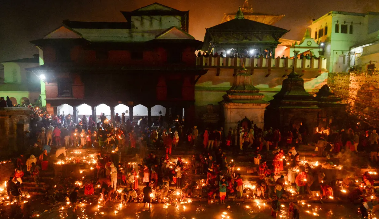 Umat Hindu Nepal mengarungi lampu minyak selama festival Bala Chaturdashi di Kuil Pashupatinath di Kathmandu (6/12). Festival Bala Chaturdashi ini dirayakan untuk mengenang anggota keluarga yang telah tiada. (AFP Photo/Prakash Mathema)