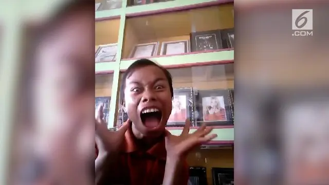 Seorang pria membuat parodi lagu Chandelier by Sia. Videonya viral di media sosial lantaran reaksinya yang bikin ngakak.