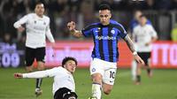 Striker Inter Milan Lautaro Martinez tampil loyo saat melawan tuan rumah Spezia di lanjutan Liga Italia Serie A 2022/2023 (AP)
