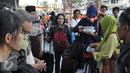 Sejumlah pemudik tampak mengumpulkan KTP di Stasiun Senen pada H+3 Lebaran, Jakarta, Senin (20/7/15). Para pemudik berencana pulang kampung pada H+3 karena tidak mendapatkan tiket sebelum Lebaran. (Liputan6.com/Herman Zakharia)