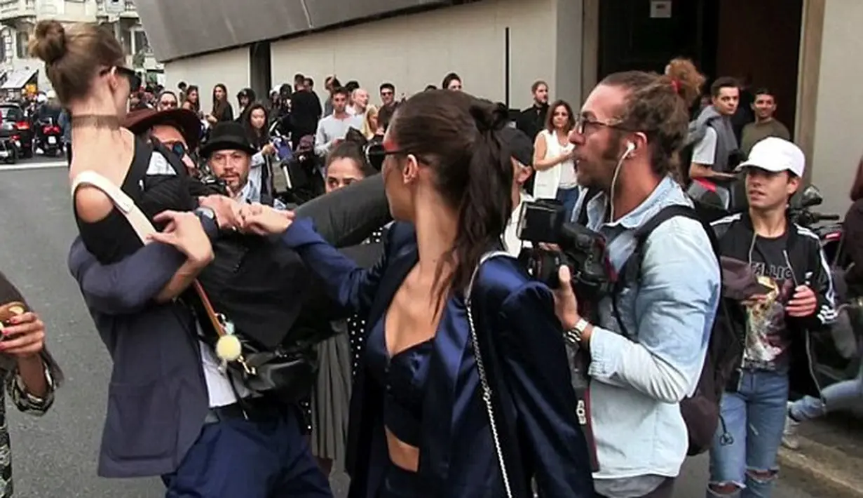 Model papan atas Gigi Hadid baru saja mendapat perlakuan tak mengenakkan. Peristiwa itu terjadi saat Gigi Hadid dan adiknya Bella Hadid usai menghadiri Milan Fashion Week 2016, Kamis (22/9). (dok.dailymail.co.uk)