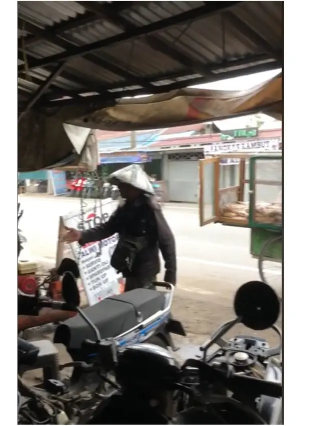 Kisah Haru Bocah Ikut Kakek Jualan Keliling, Rela Belajar di Dalam Gerobak Roti