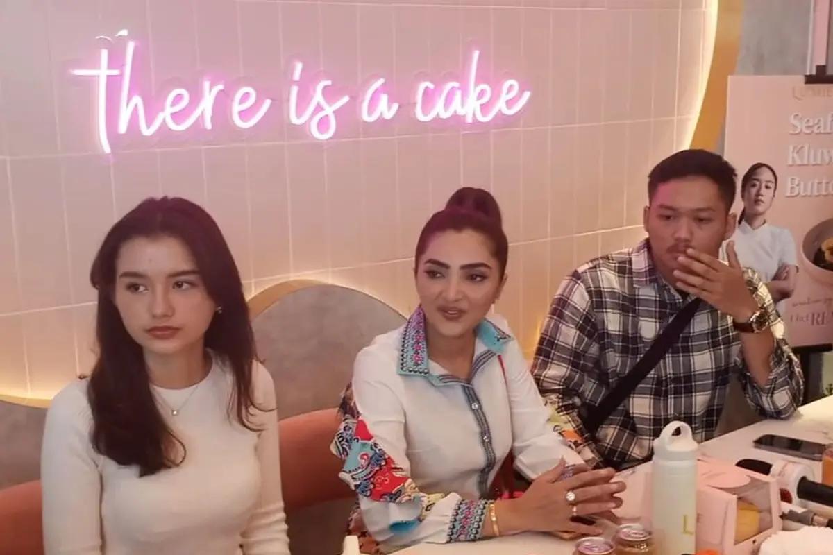 Ashanty bersama Azriel Hermansyah dan Sarah Menzel
