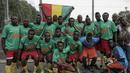 Pemain Mali sedang berfoto sebelum bermain melawan Guinea dalam turnamen sepak bola untuk kaum migran dan orang asing bertajuk "Balon Mundial" yang  diikuti 35 timnas putra dan 11 timnas putri. (AFP PHOTO/MARCO BERTORELLO)