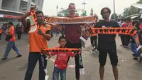 Seorang warga Jerman, Wolfgang Borchardt, berada di antara keramaian The Jakmania jelang laga Persija Jakarta kontra Mitra Kukar di Stadion Utama Gelora Bung Karno, Minggu (9/12/2018) sore. (Bola.com/Benediktus Gerendo)