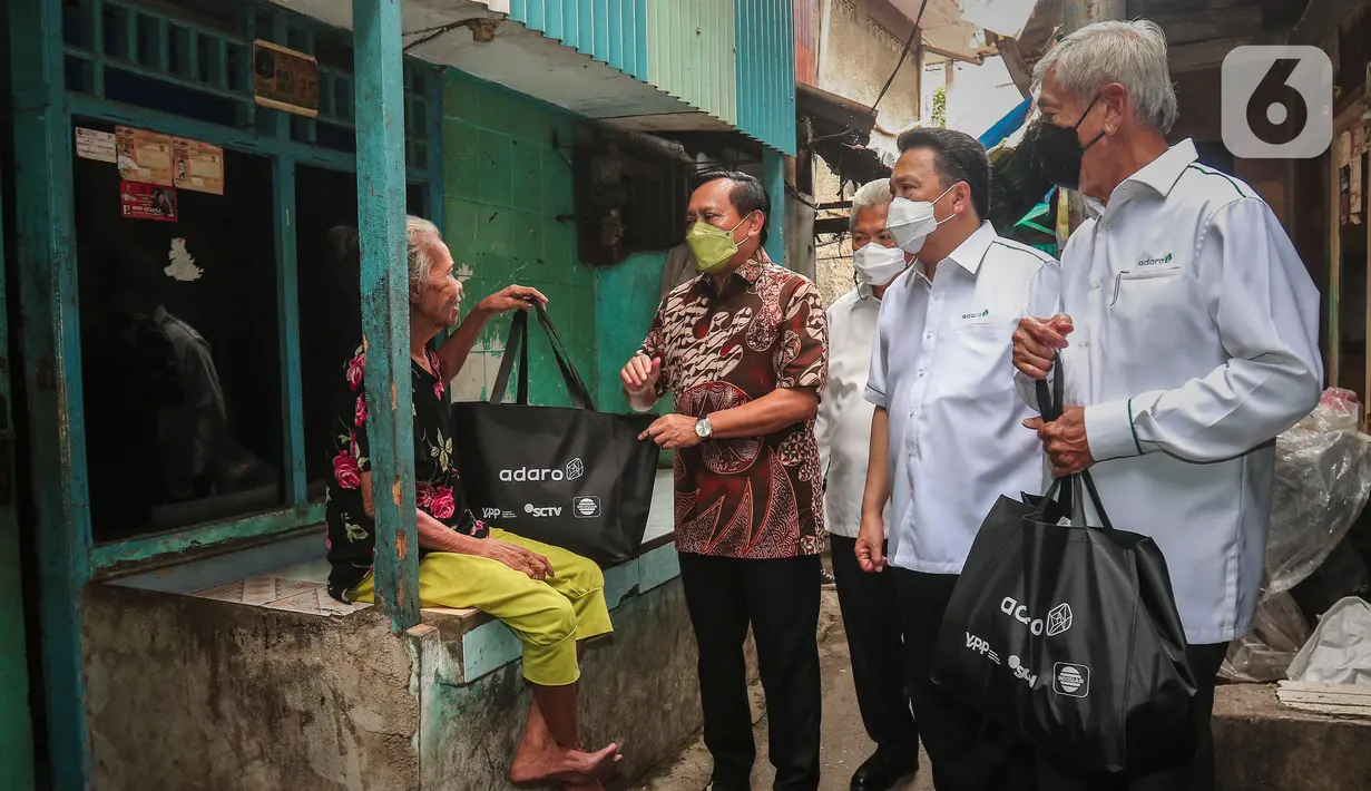 Direktur Utama Indosiar/Ketua Umum Yayasan Pundi Amal Peduli Kasih (YPP) Imam Sudjarwo, Presiden Direktur PT Adaro Energy Indonesia TBK Garibaldi Thohir Bersama dengan Komisaris Independen PT Adaro Energy Indonesia TBK, Komisaris Utama PT Adaro Energy Indonesia TBK Edwin Soeryadjaya menyerahkan paket sembako kepada warga di kawasan permukiman padat penduduk di Jakarta Barat, Rabu (19/10/20). (Liputan6.com/Angga Yuniar)